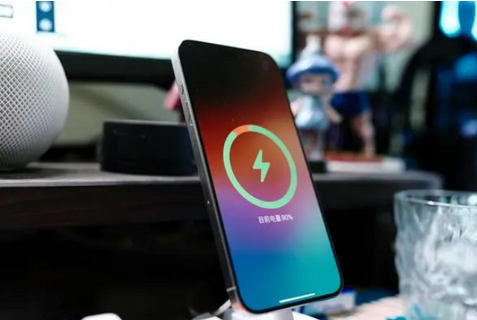华宁苹果15换屏服务分享用什么充电器给iPhone15充电更好 